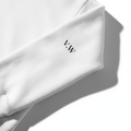 V.W initialer på vit ärm